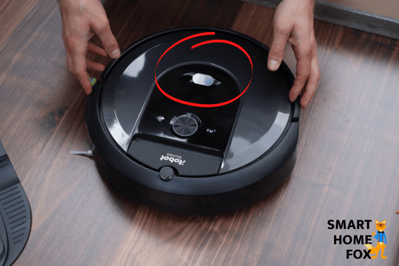Die Kamera des iRobot Roomba i7 ist in der Nahaufnahme zu sehen